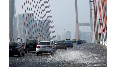 南昌大桥融冰天降“冰弹” 30余车被砸中 1男子被砸头破血流