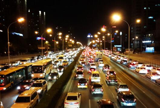 连环出借机动车发生交通事故，谁来承担责任？