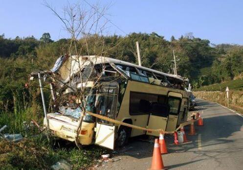 2018年车祸轻伤如何认定？车祸轻伤要如何索赔？没钱赔偿会拘留吗？