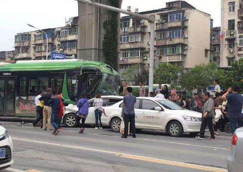 2018年车祸轻伤如何认定？车祸轻伤要如何索赔？没钱赔偿会拘留吗？