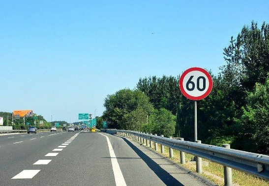 小伙四万网购奔驰被刑拘 涉嫌无证驾驶、超速、套牌如何处罚?