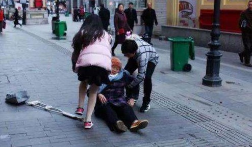 大学生录像后扶人 在我国规定中碰瓷属于什么罪受什么处罚?