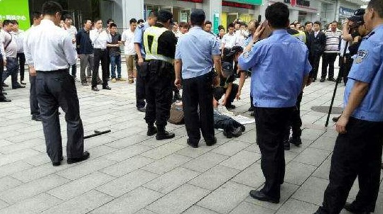 男子街头持斧当街砍人 精神病人犯罪后要受处罚吗?