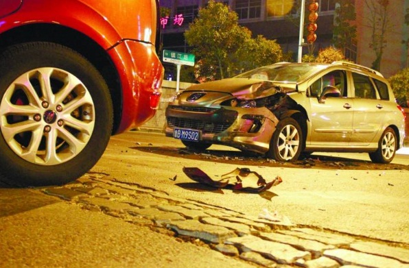 2019年开车撞死人找人顶包，顶包人如何处罚?