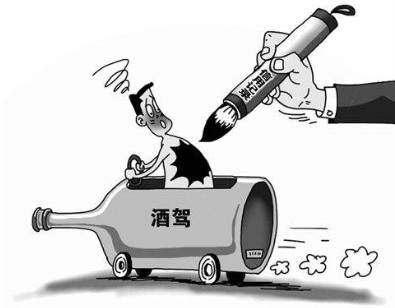 男子和朋友打赌喝了半瓶香水被拦 酒驾的认定标准是什么？