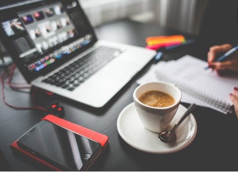 陪客人外出取景弄丢东西？无偿保管合同谁来赔偿？