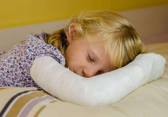 2019年小孩子在幼儿园受伤谁负责?意外受伤如何赔偿?