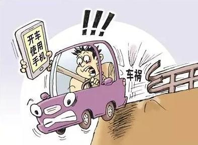 2019年开车玩手机违法吗？开车玩手机撞死人怎么判刑？