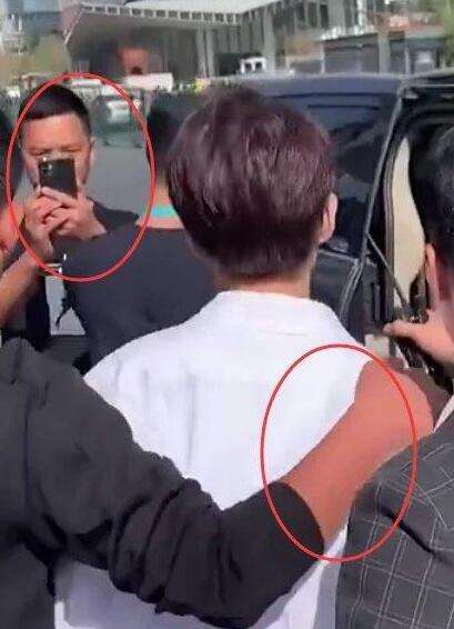 王俊凯被黄牛搂肩  如何算侵犯明星的肖像权？