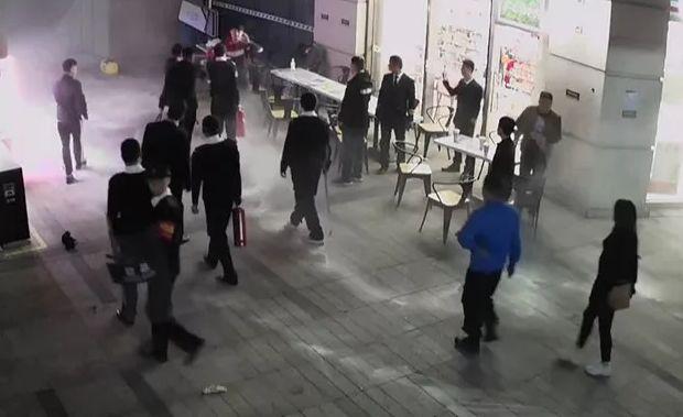 女教练半夜痛哭 打群架犯什么罪？