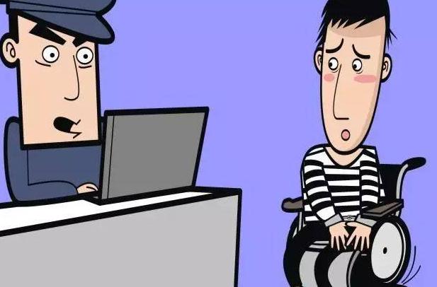 82岁奶奶打抢劫者 在我国将小偷打半死违法吗？