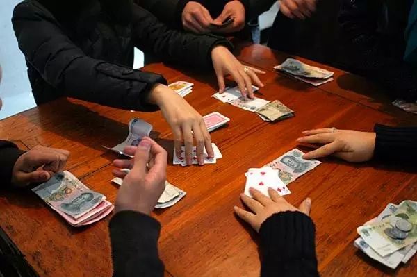 2020年朋友聚会打牌打麻将构成赌博吗？打牌打麻将构成赌博追诉期多久？