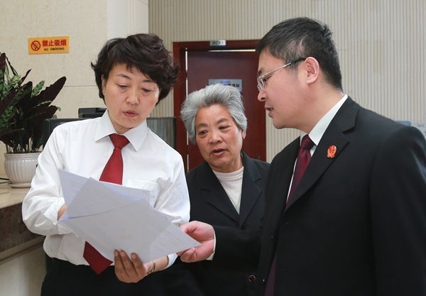 2020年向人民法院起诉要钱吗？一般打官司诉讼费谁出?
