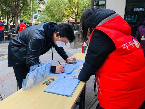 疫情期间居（村）民委员会的法定职责是什么？个人需要配合居（村）民委员的疫情管理工作吗？