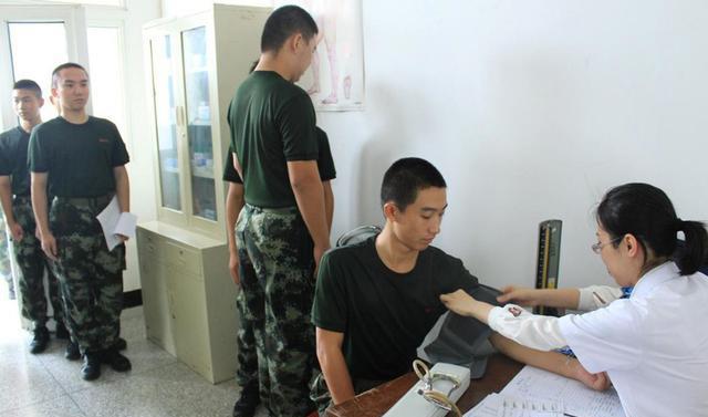 单亲家庭孩子怎么上户口？2020年单亲家庭的孩子能当兵吗？