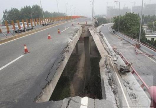 人行道垮塌行人掉坑 公路工程质量事故怎么判？