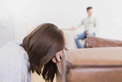 警方透露生父摔死幼童案细节 婚外同居生子算重婚罪吗