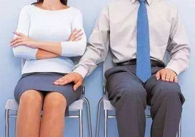 官方调查女教师举报校长性骚扰 职场性骚扰属于犯罪吗?