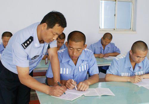 按法律规定,在监狱服刑的犯人在里面每天干活有补贴的.