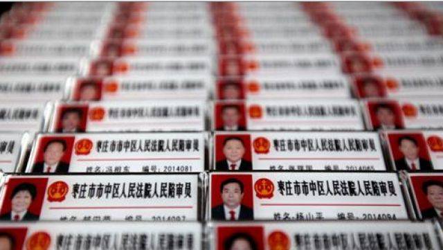 担任人民陪审员需要具备哪些条件？担任人民陪审员依法享有哪些权利？