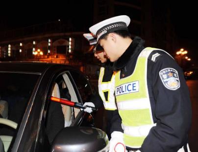 警方回应高校领导遇查酒驾逃跑 酒精检查多少算酒驾?