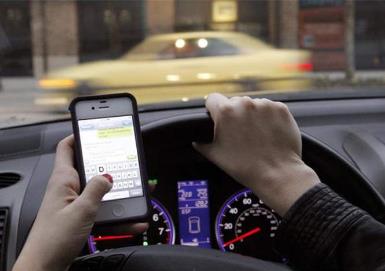 英国将全面禁止开车用手机 我国开车玩手机扣几分?