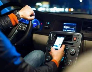 英国将全面禁止开车用手机 我国开车玩手机扣几分?