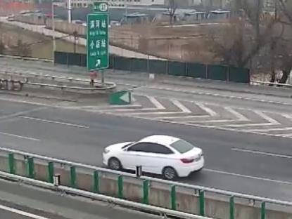 轿车高速倒车70秒13次与事故擦肩 高速倒车怎么处罚?