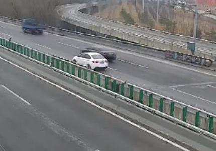 轿车高速倒车70秒13次与事故擦肩 高速倒车怎么处罚?