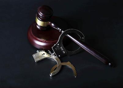 男子杀妻母亲陪运尸掩埋双双受审 帮助毁灭证据罪可判几年?