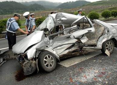 公交救護車相撞墜橋 交通事故處理流程是怎樣的?