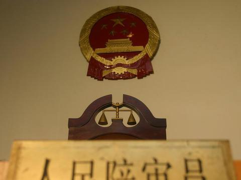 随机抽选的人民陪审员的人选是怎样确定的？如何对人民陪审员候选人进行资格审查？