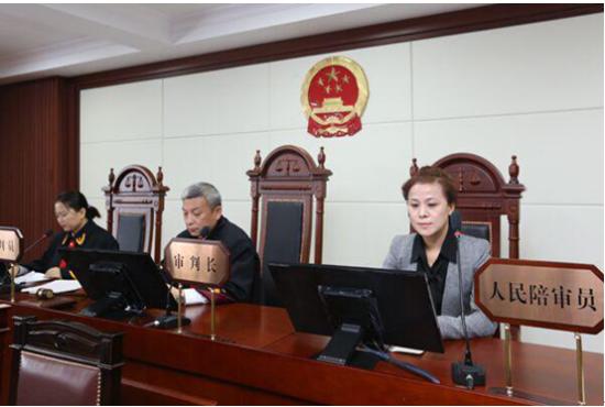 随机抽选的人民陪审员的人选是怎样确定的？如何对人民陪审员候选人进行资格审查？