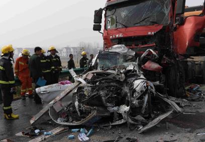 河南货车侧翻致8死11伤:21人被追责 交通肇事罪量刑标准是怎样的？