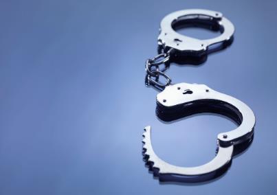 男子公园驾车撞人 交通肇事刑事拘留多少天？