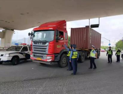 黑龙江致15死车祸原因:超载超速 货车违法超载的危害有哪些？