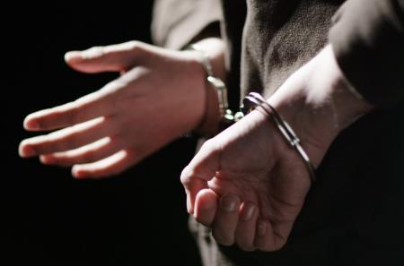 男扮女装偷拍女浴池被大妈怒锤 行政拘留10天可以提前出来吗？