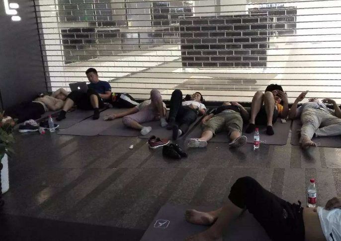 讨债堵门违法吗?怎样通过法律途径讨债?
