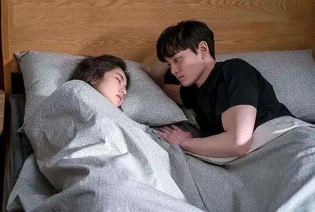 与未成年女孩同居发生关系是强奸吗?强奸未成年人怎么判刑?