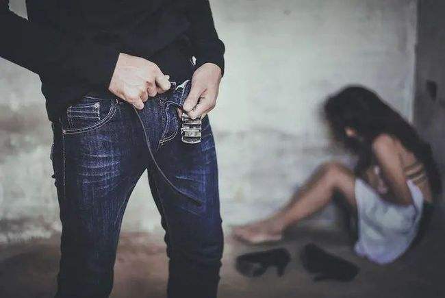 与未成年女孩同居发生关系是强奸吗?强奸未成年人怎么判刑?