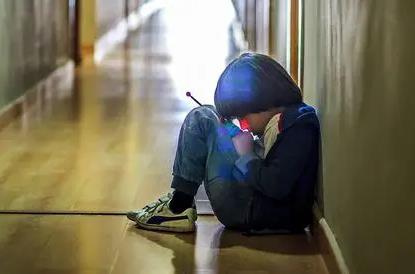 2022年父母虐待儿童犯法吗?虐待儿童如何处罚?