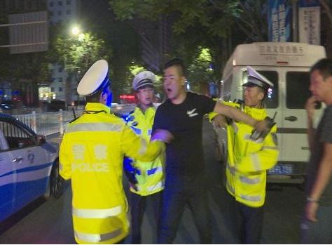 开车不带驾照怎么处罚?2022交警查车逃跑怎么处罚?