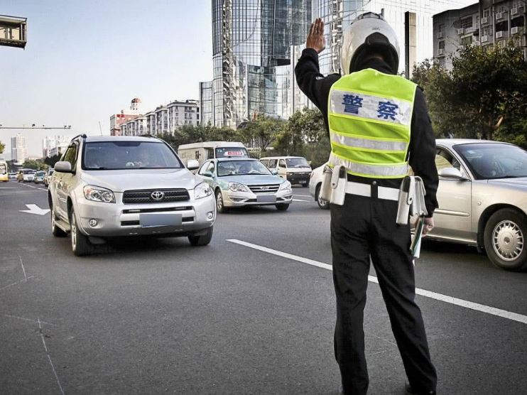 开车不带驾照怎么处罚?2022交警查车逃跑怎么处罚?