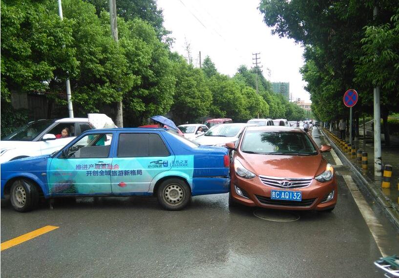 车辆掉头一半被撞谁的责任?轻微车祸私了多少钱?