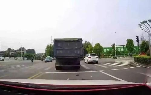 2022新交规被大车遮挡闯红灯会处罚?什么情况下闯红灯不算违章?