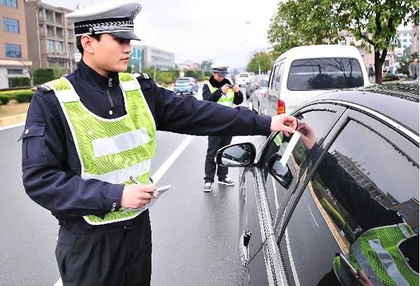 2022违章停车投诉电话多少?违章停车扣几分罚多少钱?