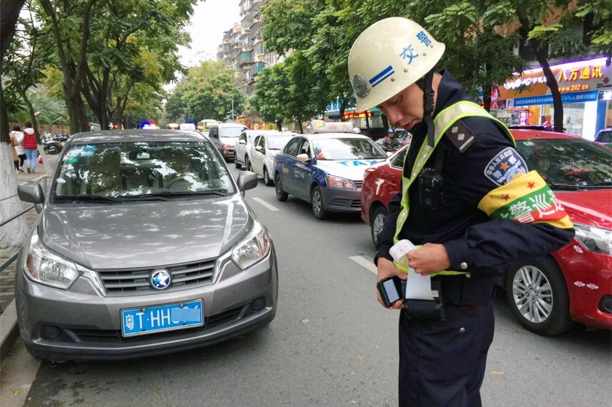 2022违章停车投诉电话多少?违章停车扣几分罚多少钱?