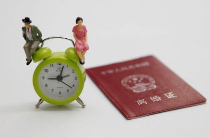 同底色,近期正面彩色免冠二寸单人照片各二张.