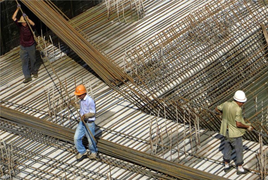 建筑工人工资一万元扣多少税?每个人都要交个人所得税吗?