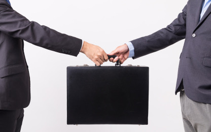 贿赂量刑标准是如何规定的？贿赂罪会连累家人吗？